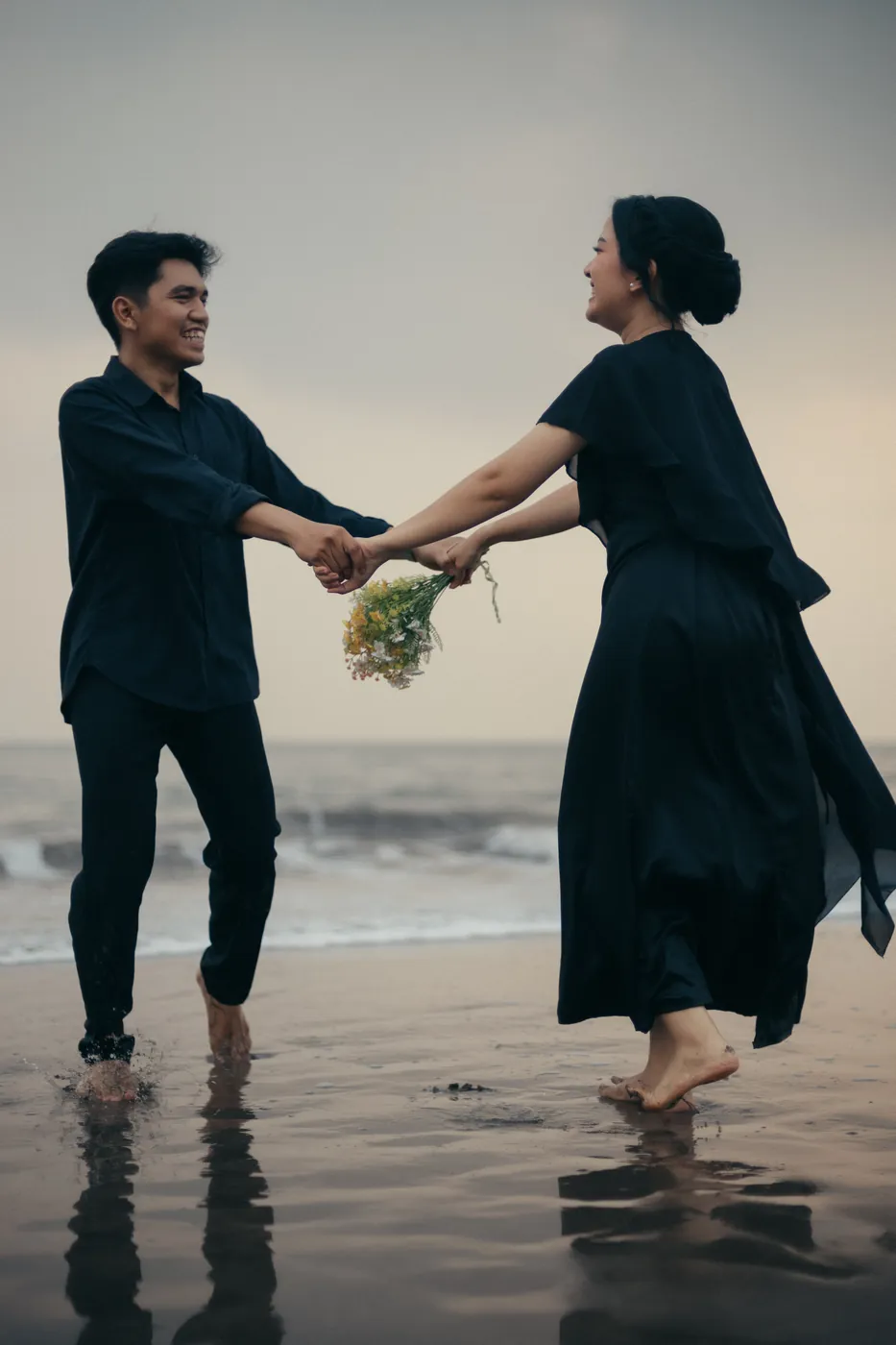 Bastian and Vero walking along the shore