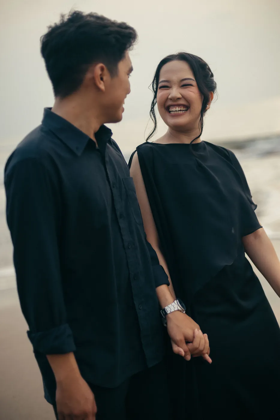Bastian and Vero embracing on the beach