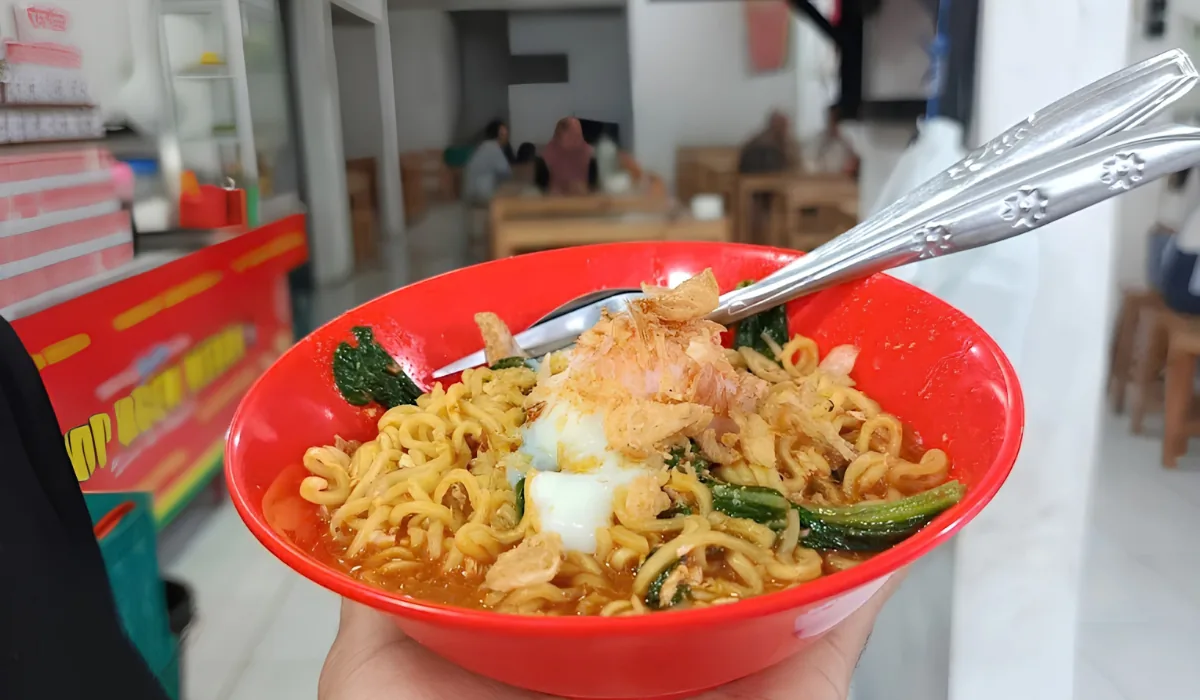 Bastian and Vero's first meeting, over a bowl of noodles