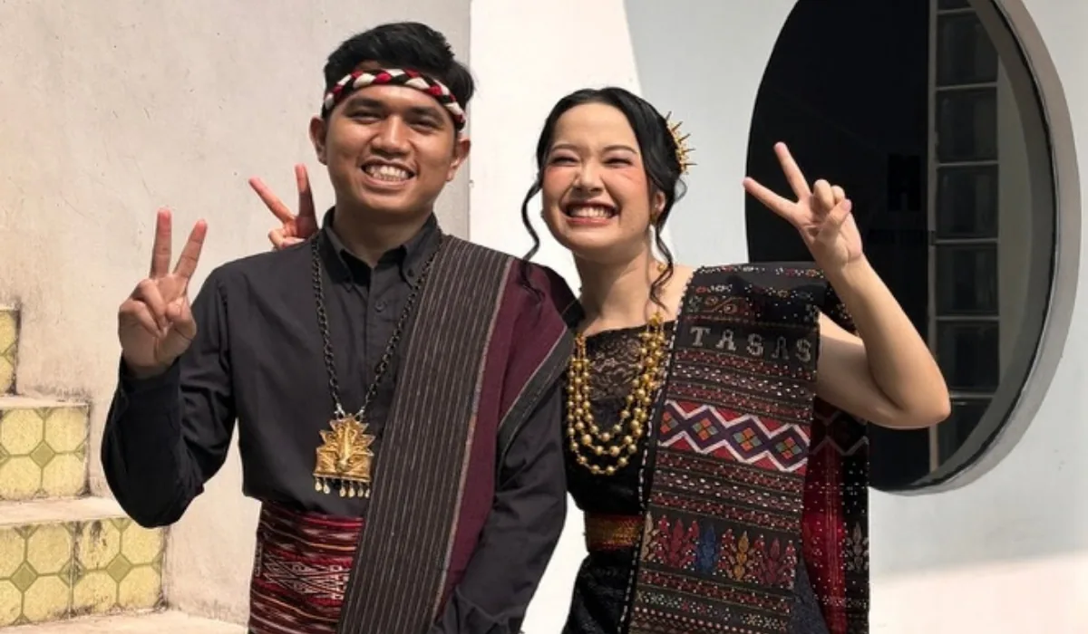 Bastian and Vero dressed in traditional Batak clothing
